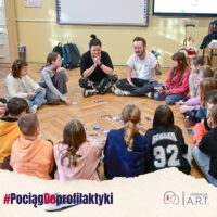 na zdjęciu zajęcia z dziecmi