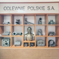 NA ZDJĘCIU PÓŁKA Z GADŻETAMI I NAPIS ODLEWNIE POLSKIE